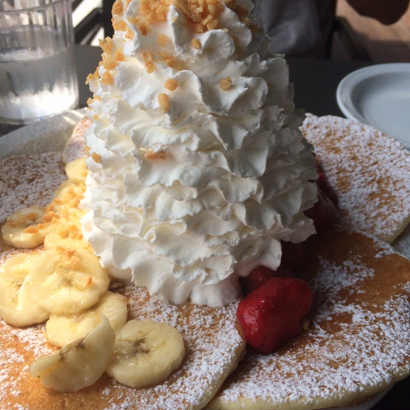 ストロベリー、ホイップクリームとマカデミアナッツ　バナナ追加(Eggs 'n Things 神戸ハーバーランド店)