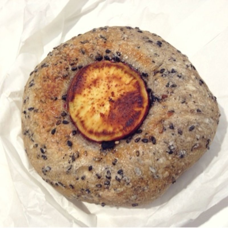 さつまいもの黒ごまのあんぱん(ブランジェリーケン)