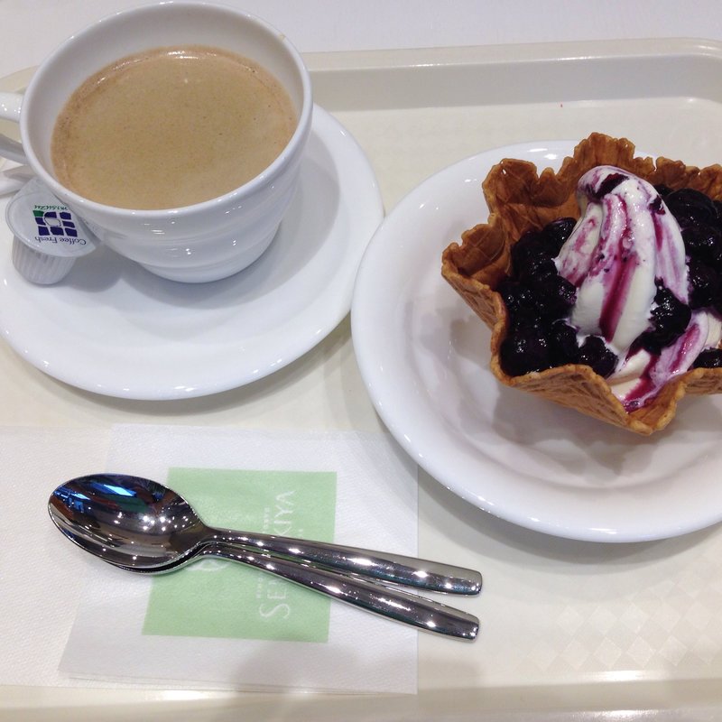 ブルーベリーサンデーとコーヒー(カフェ・ディ・フェスタ)