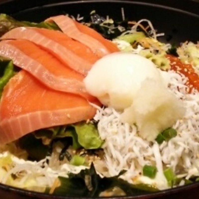 釜揚げしらす鮭いくら親子丼(とびっちょ 本店)