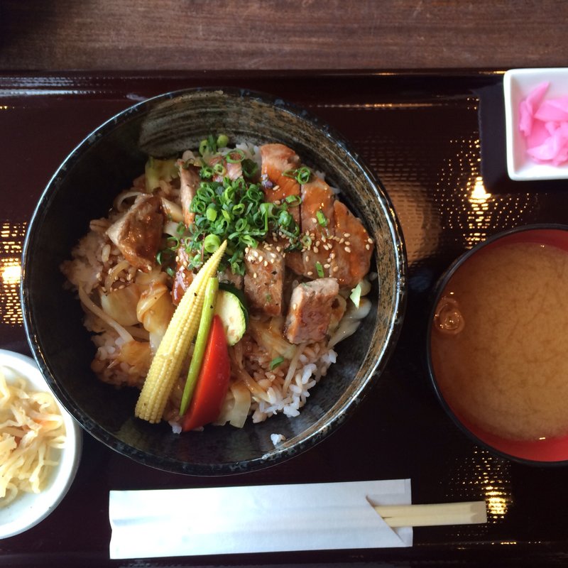サーロインステーキ丼(鉄板焼 開化屋)