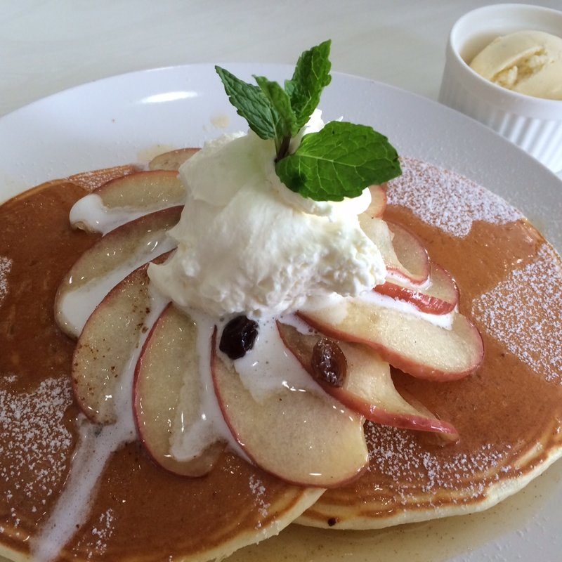 焼きリンゴのパンケーキ(カフェ ムーブル)