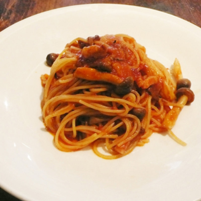 キノコとパンチェッタのトマトソースパスタ(GRAPPA)