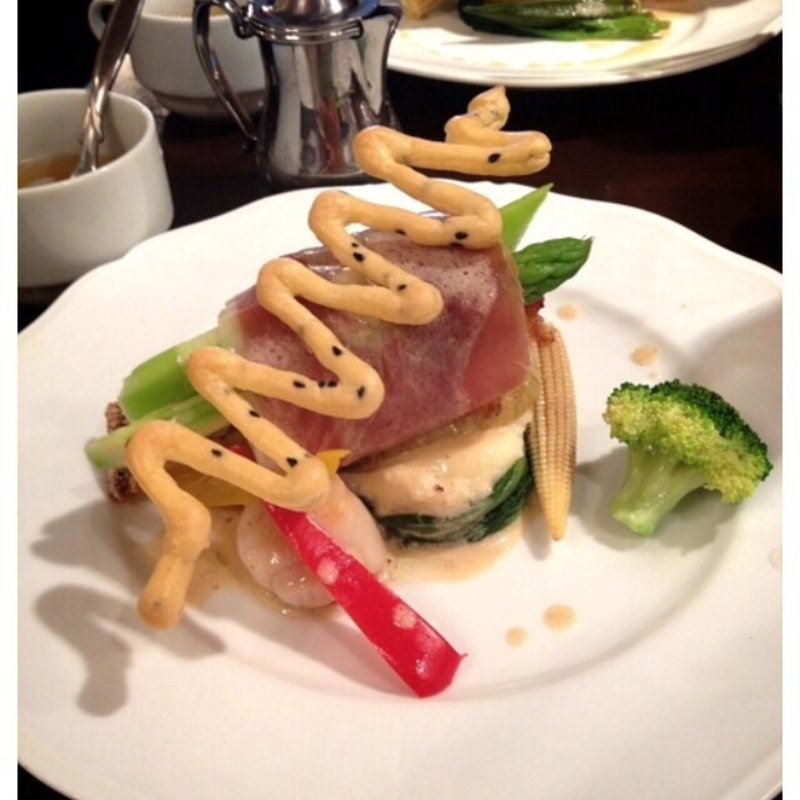  マダイとスズキ、露地のグリーンアスパラガス　パルマ産プロシュート巻きロースト(KuRa )