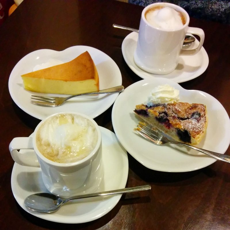 3種のベリータルト、ベイクドチーズケーキ、はちみつ生姜豆乳ラテ、カフェラテ(smooch)