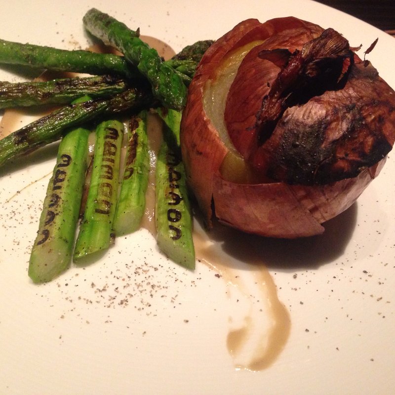 皮付き丸ごと玉葱の炭火焼き (MAIMON 銀座)