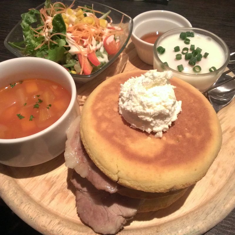 パンケーキ＆エッグスラット(カフェ＆ラウンジ　ミクロコスモス)
