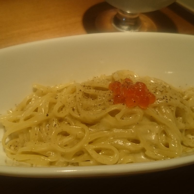 カニ味噌のクリームソースマスのキャビア添え(maccai)