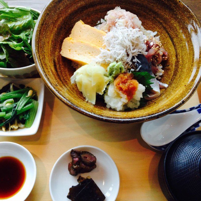 日替わり海鮮丼（鮪・しらす・鯵・〆鯖・厚焼卵）(食幹 東京ソラマチ店)