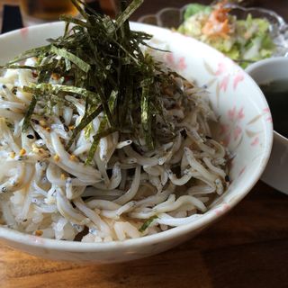 鎌倉産釜揚げしらす丼定食(Restaurant & bar 楽縁)
