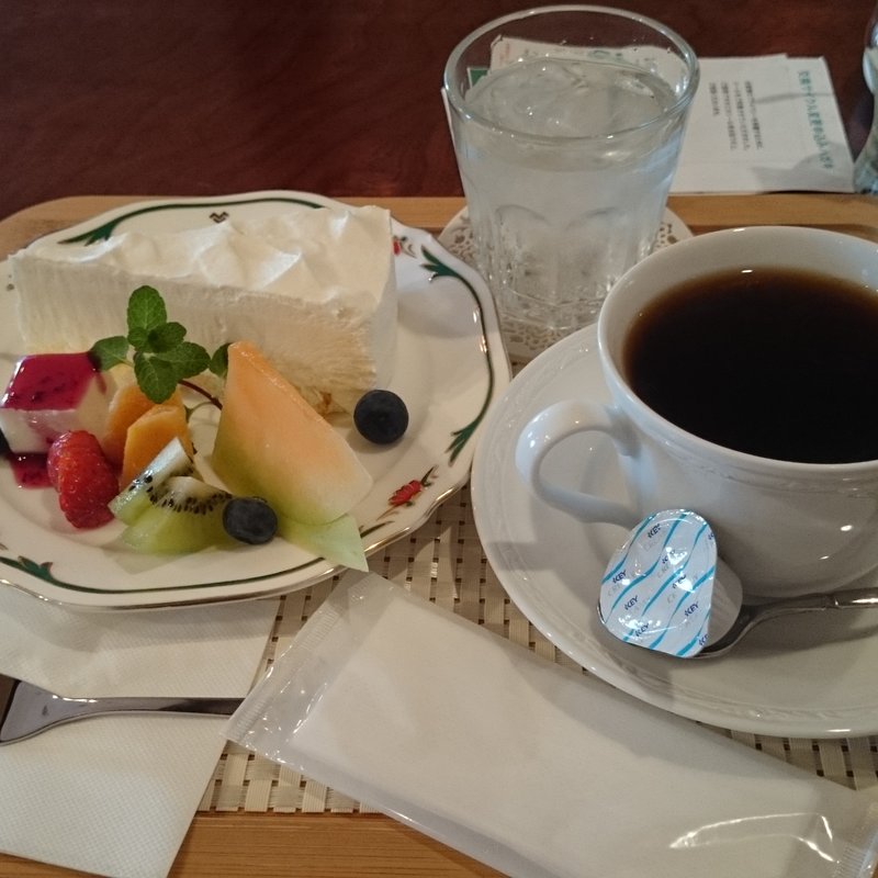 ケーキセット（レアチーズケーキとアメリカンコーヒー）(ドッグカフェ　めめandぶ?)