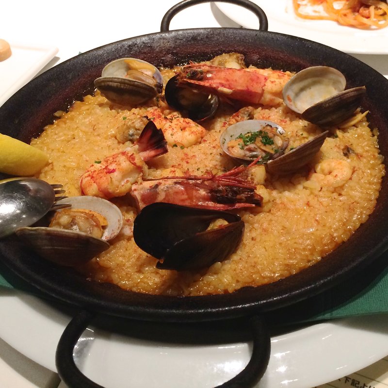 新鮮な魚介のパエリア風リゾット(Cafe Serre)