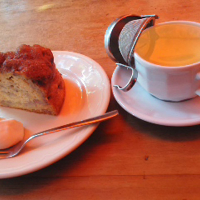 バナナケーキとレモングラスティーのケーキセット(nil cafe)