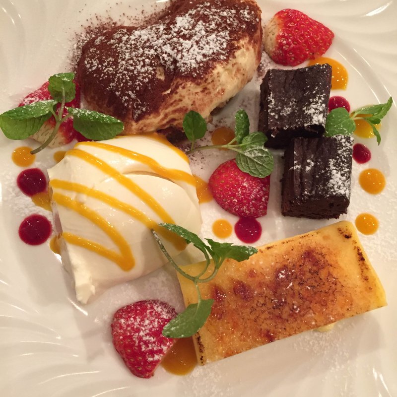 コース料理　Celeste　の　デザート盛り合わせ(トラットリア・ダ・イシカワ)