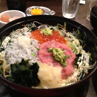 釜揚げしらす3色丼(しらす問屋とびっちょ 江の島弁財天仲見世通り店)