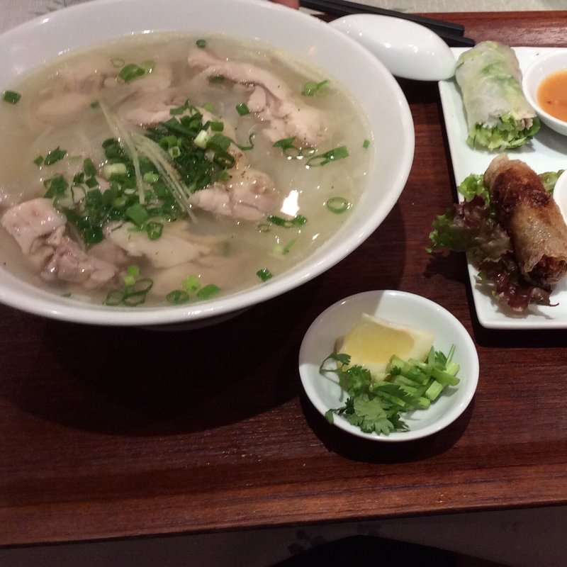 セットメニュー A-set 鶏肉のフォー 生春巻 揚げ春巻(ジャスミンパレス横浜店)