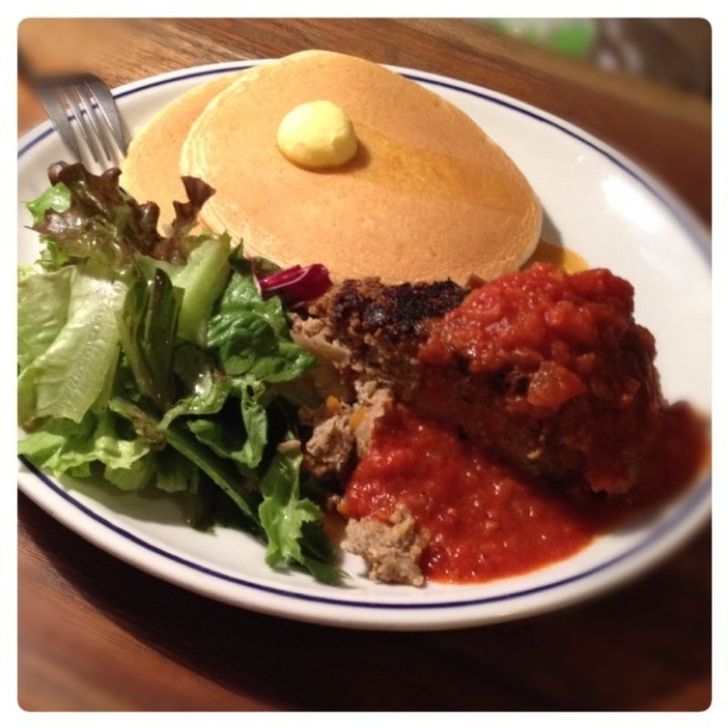 ミートローフの平日ランチセット　パンケーキ2枚と季節野菜のミートローフ　サラダつき(iriya plus cafe（イリヤプラスカフェ）)