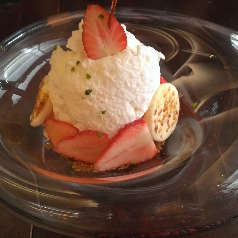苺とフワフワ仏産蜂蜜のムースとフロマージュブランのシブーストクリーム、全ての要素が入ったまさにパルフェ(カフェ中野屋)