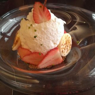 苺とフワフワ仏産蜂蜜のムースとフロマージュブランのシブーストクリーム、全ての要素が入ったまさにパルフェ(カフェ中野屋)