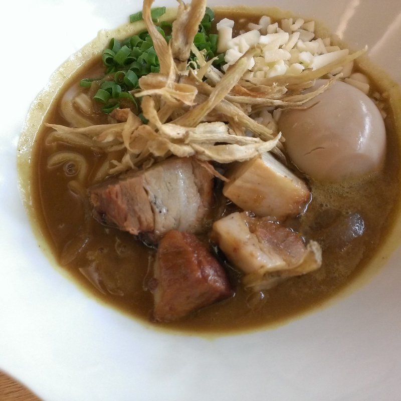 豚の角煮と味玉子のカレーうどん 牛蒡フリット添え(カフェ中野屋)