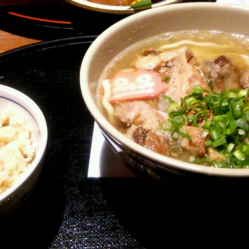 トロトロ軟骨ソーキそば(ぱいかじ 新宿新南口店)