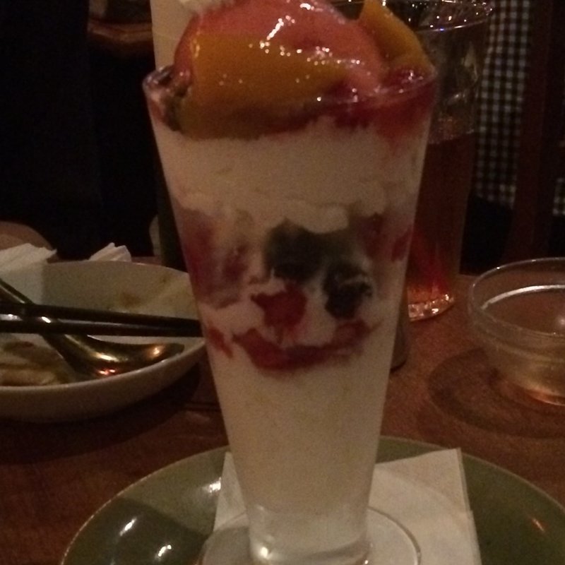 とろとろ杏仁と3種類のベリーパフェ(モンスーンカフェ 舞浜イクスピアリ （Monsoon Cafe）)