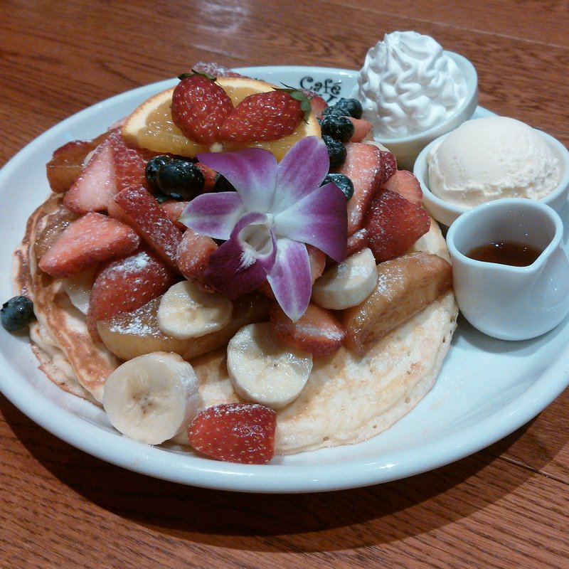 カイラ・オリジナル・パンケーキ（トッピング全部のせ） ＋バニラアイスクリーム(カフェ・カイラ)