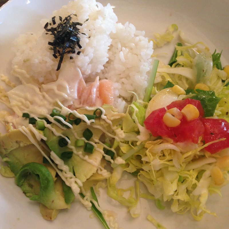 アボカドとサーモンのカリフォルニアプレート(Cafe Vizz)