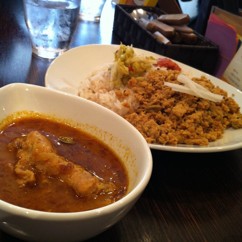 チキンとキーマのハーフ＆ハーフ(般ﾟ若（ぱんにゃ）)