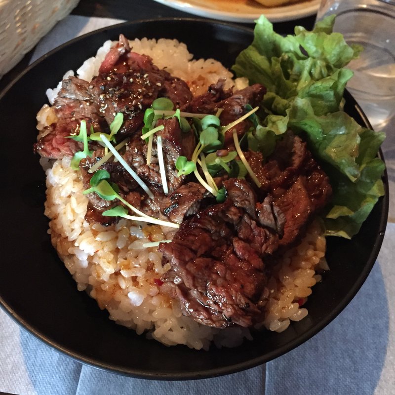 ステーキ丼(洋食工房 レッドロック 元町店)