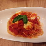 オーガニックトマトとモッツァレラチーズのトマトソースパスタ