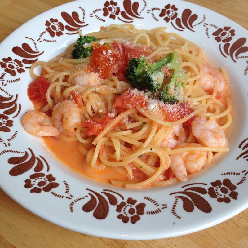 えびとブロッコリーのトマトクリームパスタ(おうちカフェ “NOAH”)