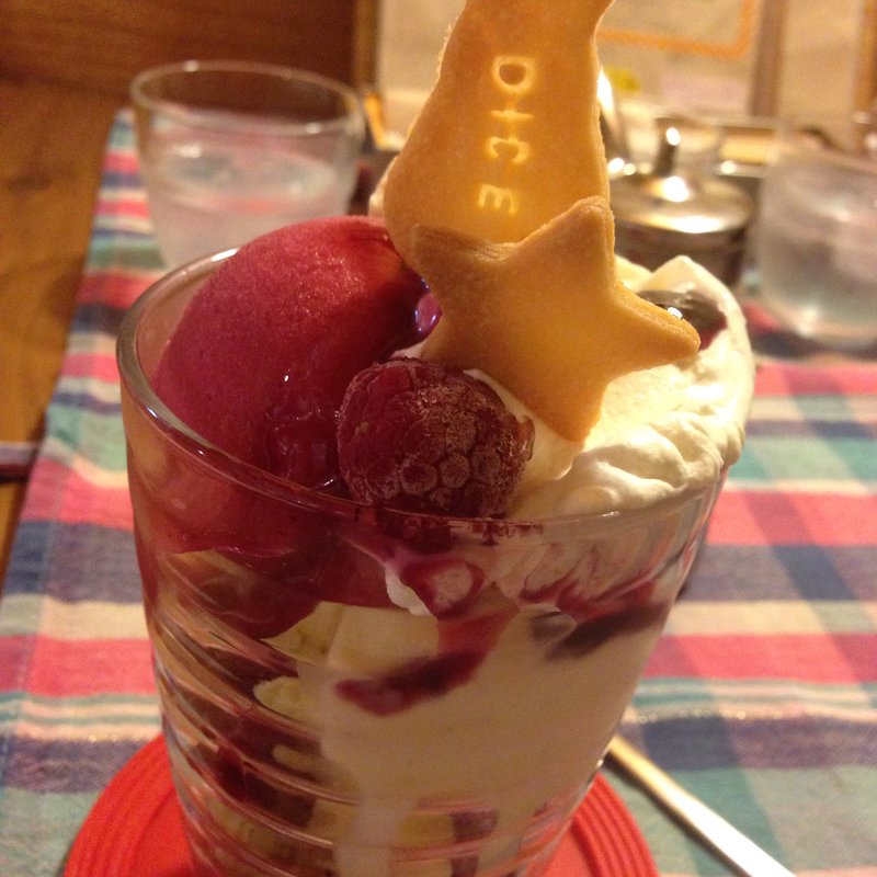 カシスとチーズケーキのパフェ(DICE CAFE)