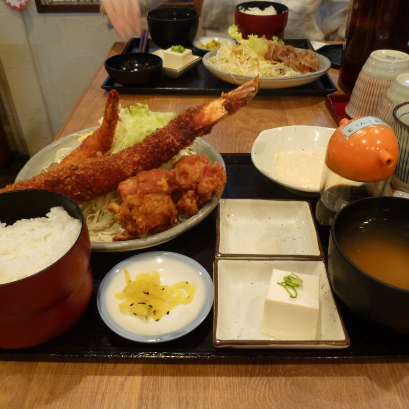 大エビフライと出し巻たまご定食(普通の食堂いわま)