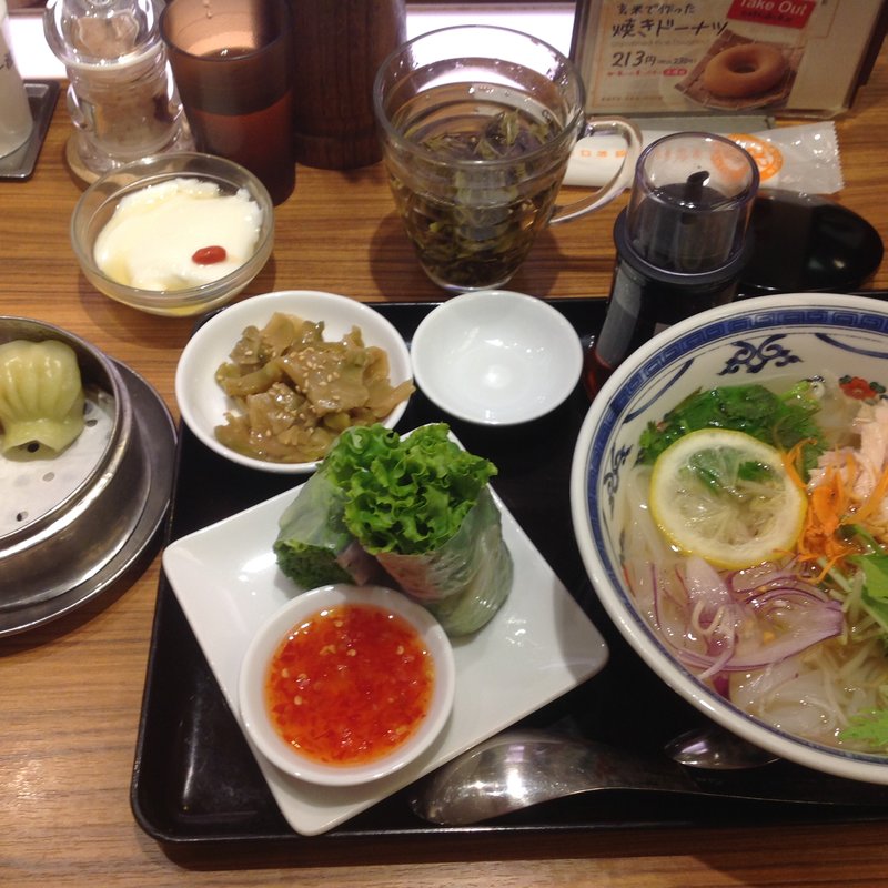 フォーに点心セットを追加で400カロリー。セットは杏仁豆腐と点心単品よりもお得。(粥餐庁 新宿京王モール店)