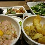 鯰と野菜の天ぷら丼/さつま知覧鶏の生親子丼