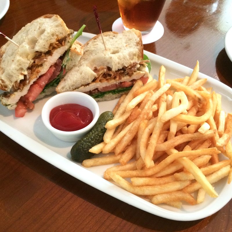 ハーブグリルチキンとチポトレソースのカンパーニュサンド(beacon)