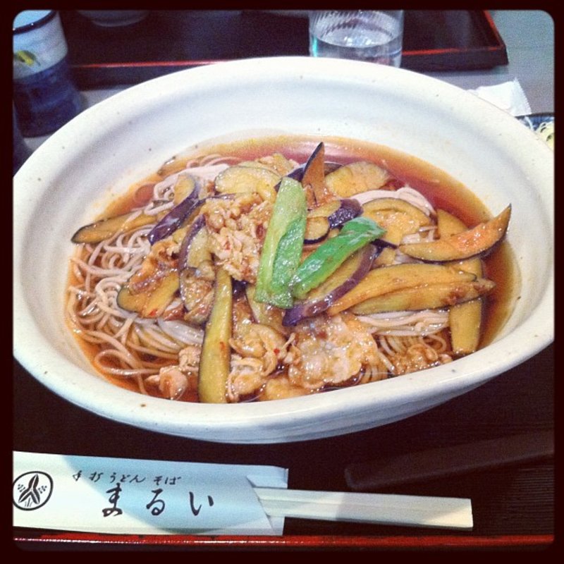 冷やし肉茄子そば(まるいうどん 星の宮店)