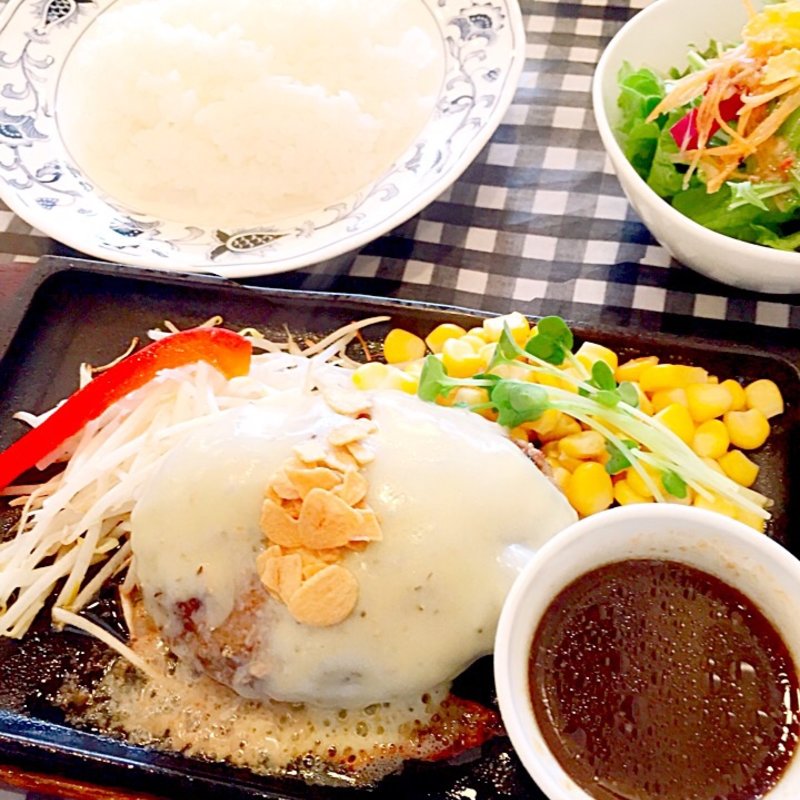 最高級の和牛を使ったサービスランチ＋トッピング追加(数寄屋バーグ)