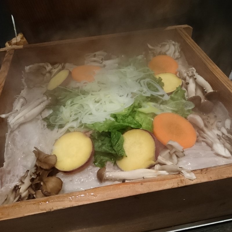 季節野菜と霧島豚のせいろ蒸し(しながわ畑)