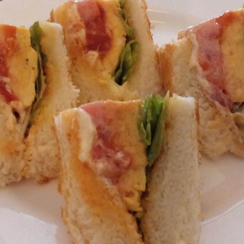 チリトマトオムレツサンドウィッチ(カフェ・ドゥ・トワ)