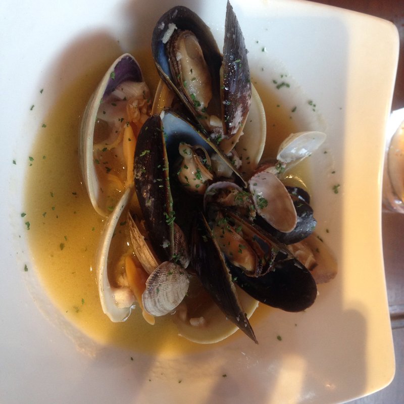 貝の白ワイン蒸し(バルーチョ 朝霞台店)