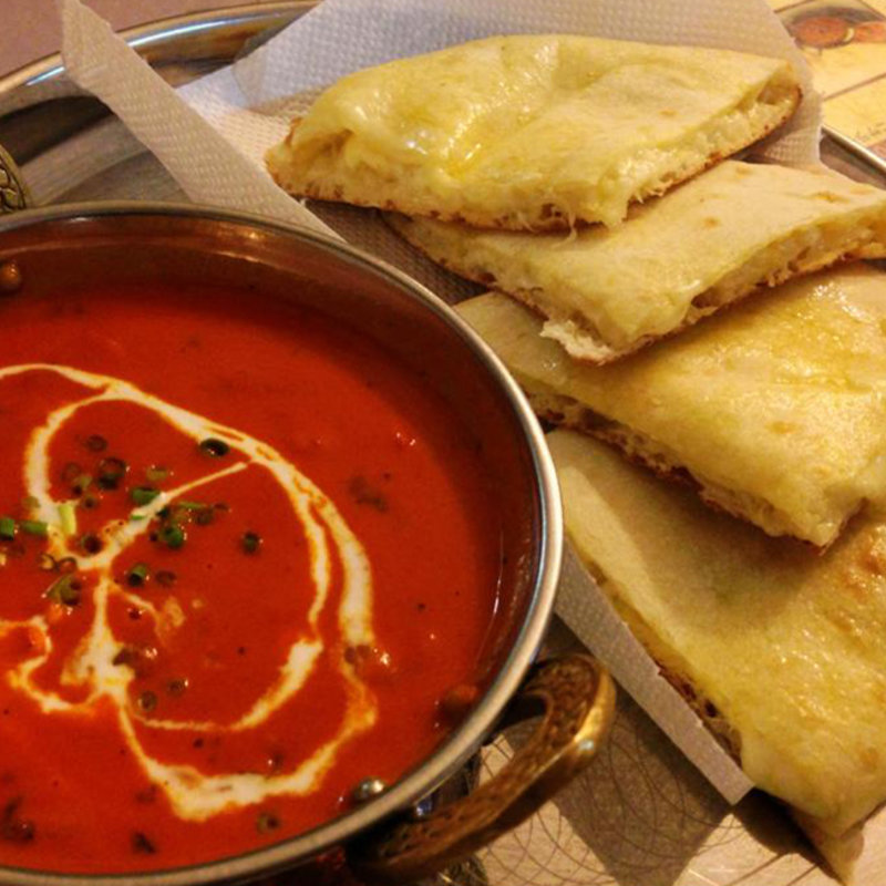 バターチキンカレーとチーズナン(カリカキッチン追浜本町)