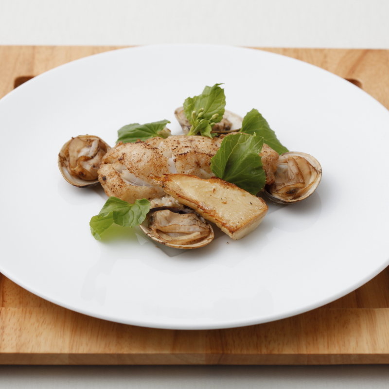 白身のグリル　アサリ蒸し(サロン ド ジュリエ)