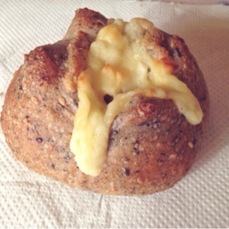 黒ごまチーズ(天然酵母のパン あこべる)