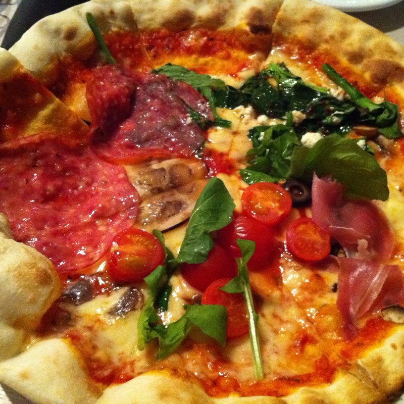 具たくさんの気まぐれピザ(マカロニ市場 青葉店)