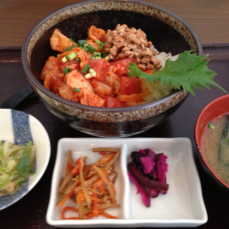 まぐろキムチ納豆丼(すもも食堂)