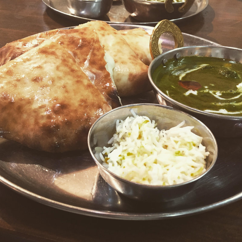 Aセット（ナン・カレー・サラダ・サフランライス）＋チーズナン（+\\150)(ALOK)