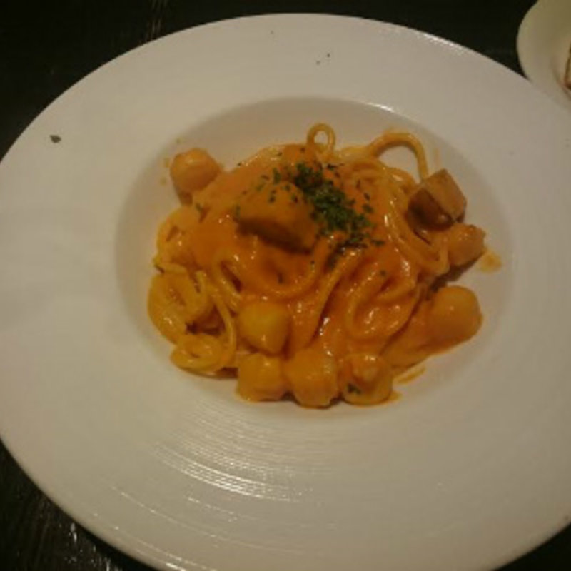 生パスタのランチ、小柱となすのトマトクリーム　サラダ・フォカッチャ付き(ダニエルズ)