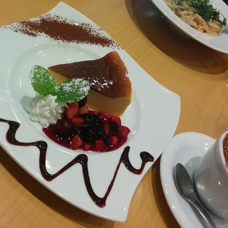 自家製やわらかチーズケーキ　ベリーソースを添えて(アカリ カフェ （akari cafe）)